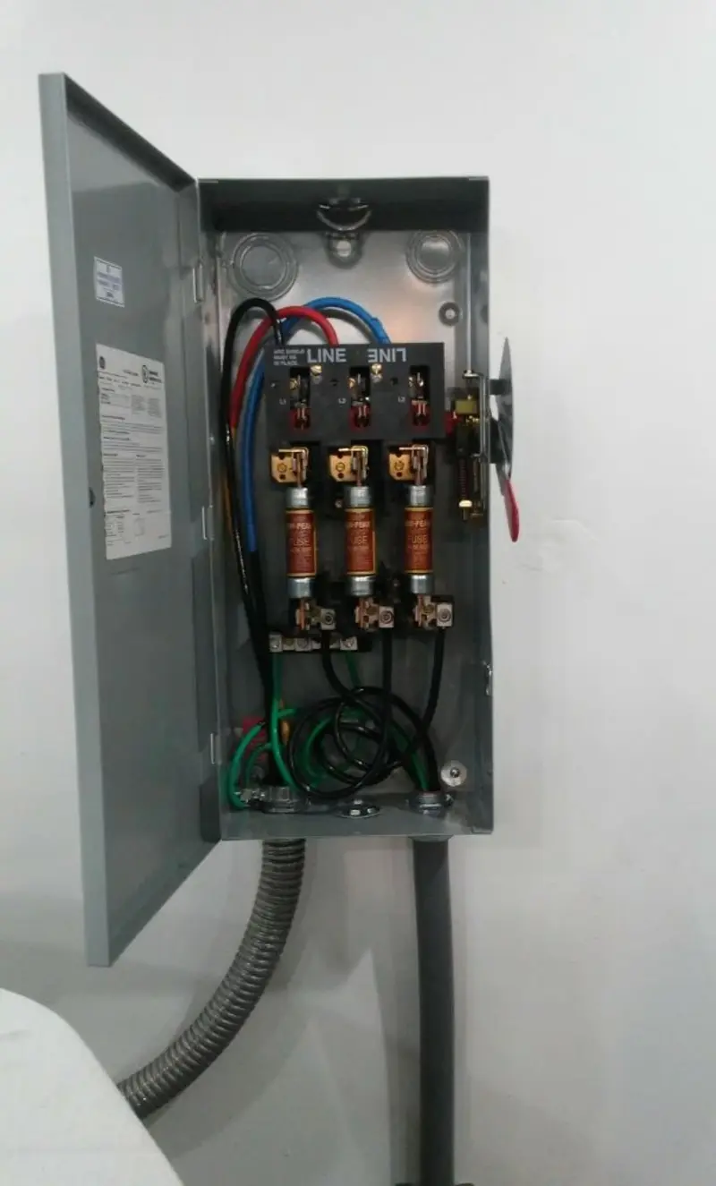 Three-phase disconnect switch installed for Smoke Detector Installation in Connell